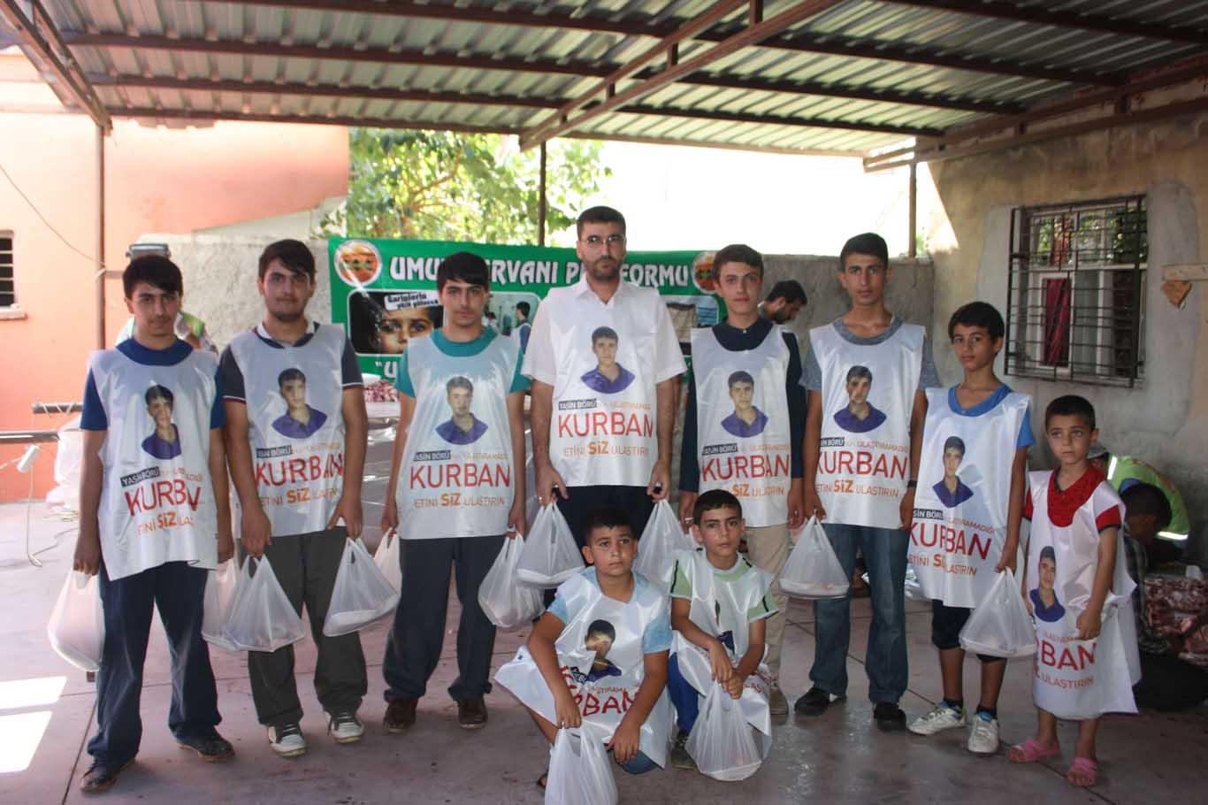 Yasinler Mersin’de kurban eti dağıttı Yasinler Mersin’de kurban eti dağıttı